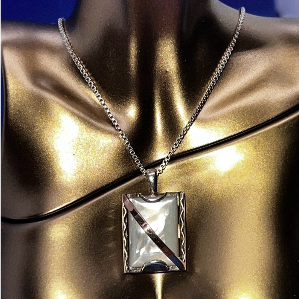 14K Gold/ 925 Mother Of Pearl Pendant Necklace